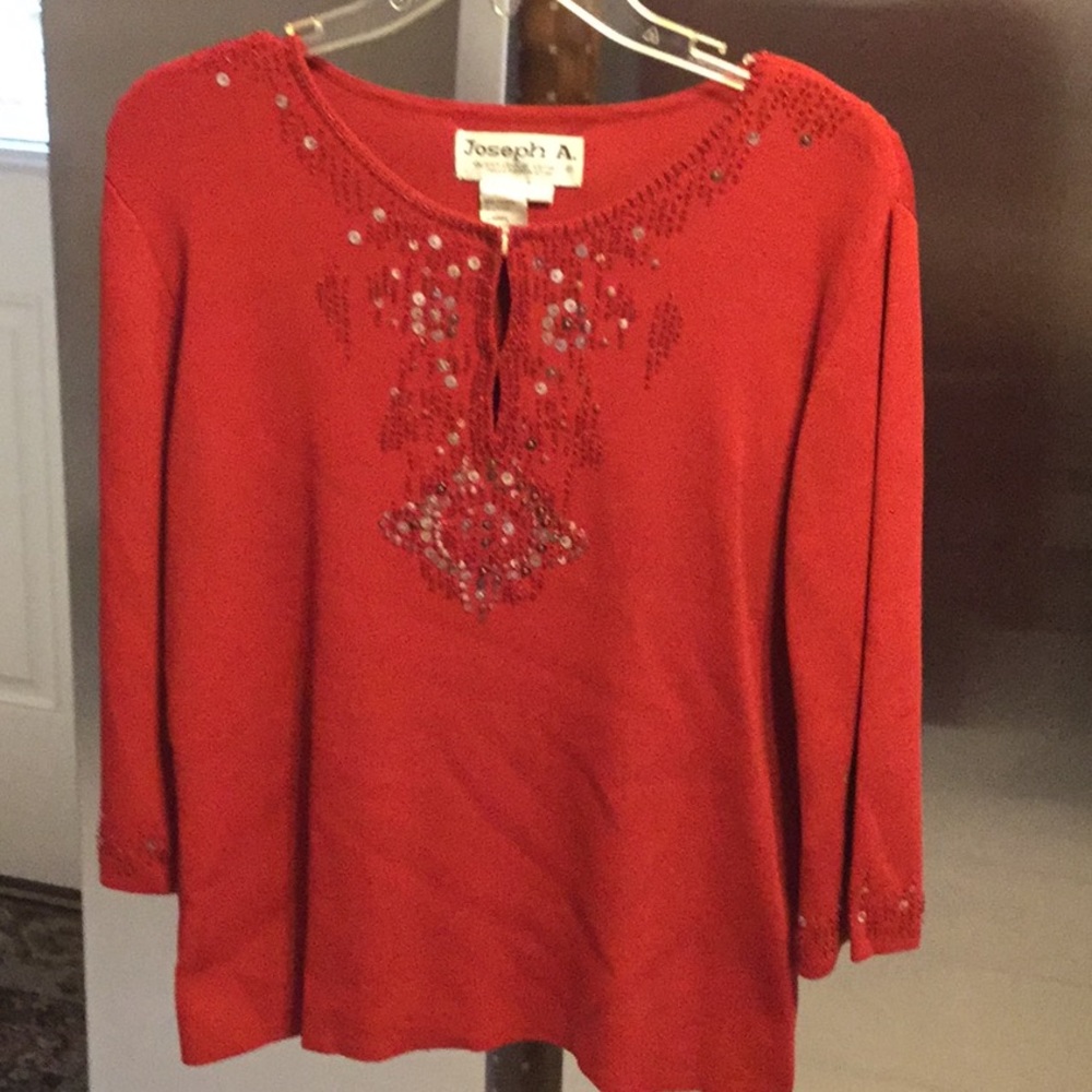 LIKE NEW. RED KNIT JEWELED TOP. DARK RED SIZE XL.